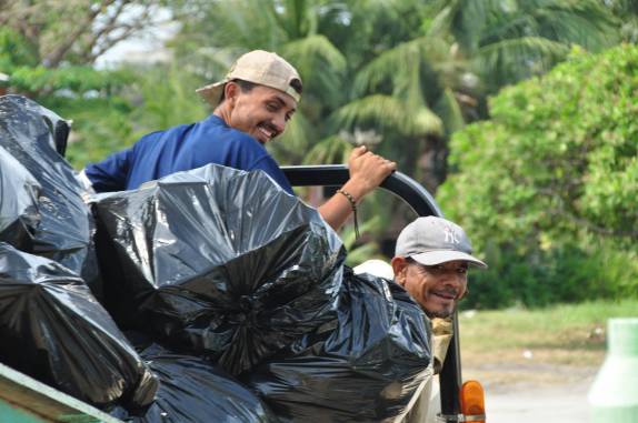 A simpática equipe de garis de Placencia, no litoral sul de Belize
